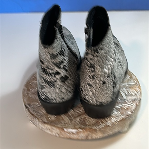 SHAYANNE WHITE LEATHER, FAUX SNAKESKIN DESIGN, WESTERN COWBOY BOOTIES SIZE 7.5 - Picture 3 of 10